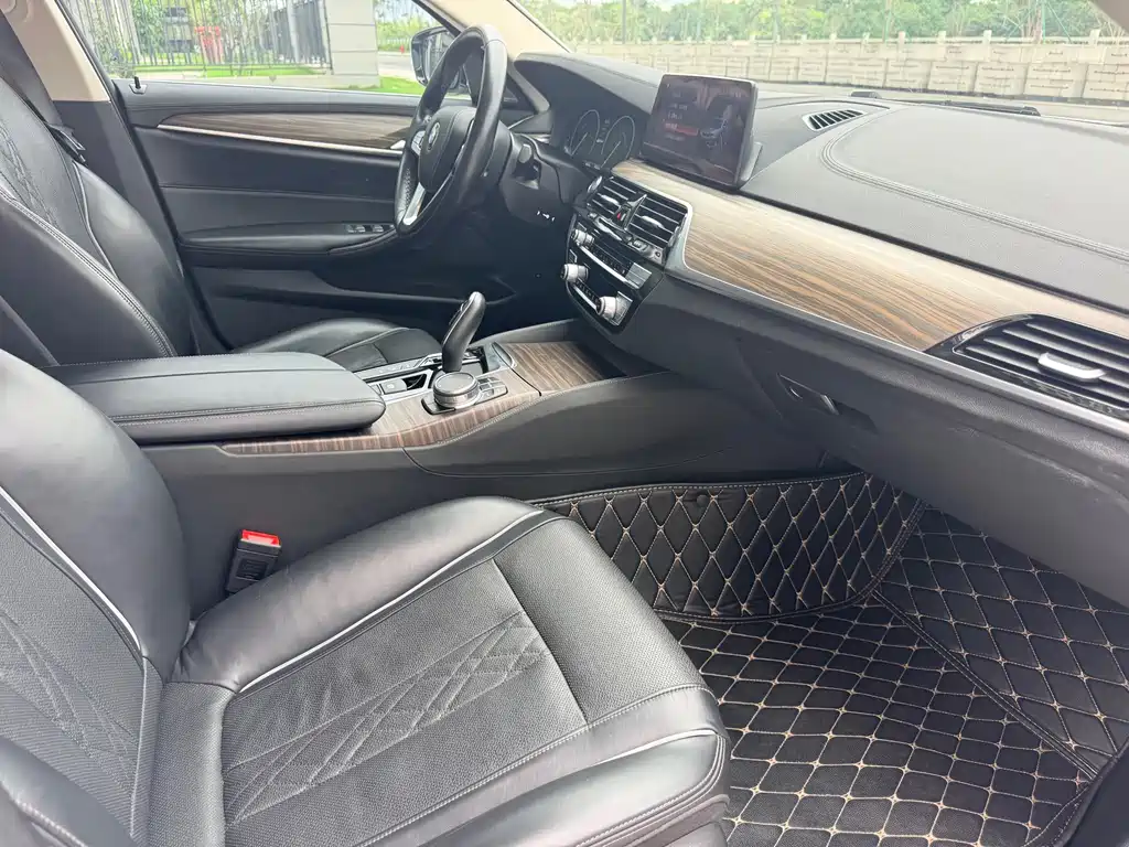 BMW 5 Series New Energy 2019 530Le Luxury Package купить на сайте DeffCars