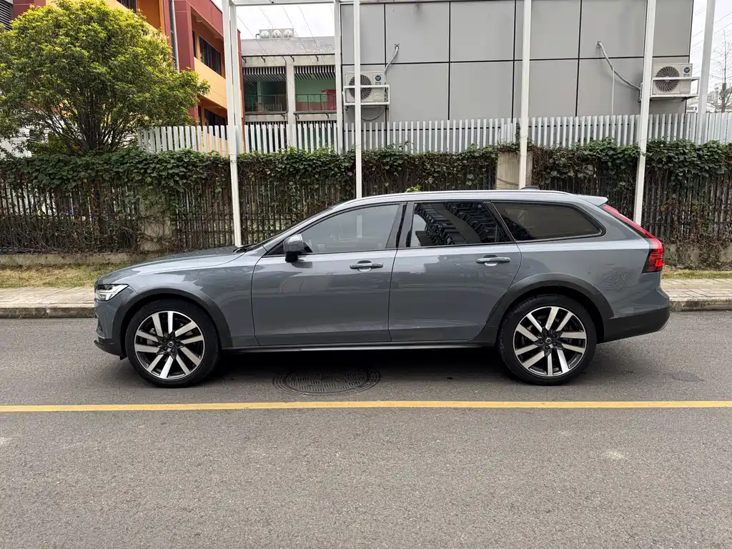 Volvo V90 2023 Cross Country B5 AWD Smart Edition купить на сайте DeffCars