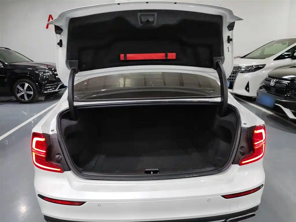 Volvo S60 2022 B4 Zhiyuan Luxury Edition купить на сайте DeffCars