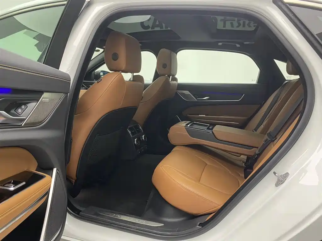 Jaguar XFL 2024 2.0T P300 four-wheel drive flagship sports gold version купить на сайте DeffCars