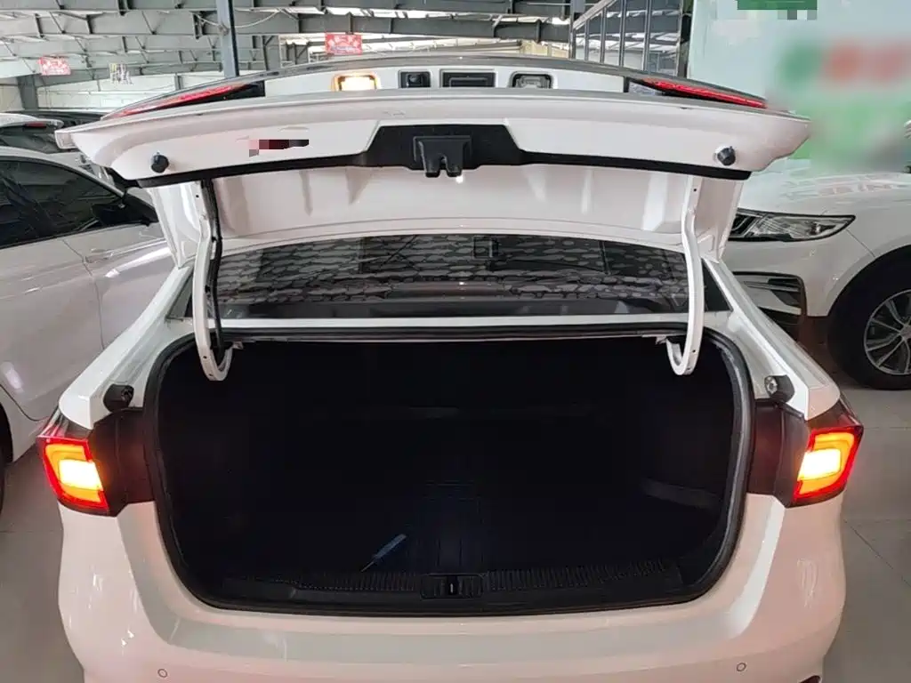 Roewe i5 2019 1.5L automatic 4G Internet Langham Edition купить на сайте DeffCars