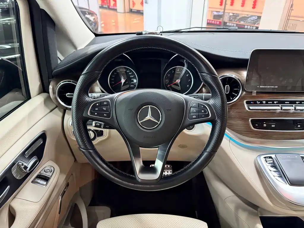 Mercedes-Benz V-Class 2022 V 260 L Long Wheelbase Premium Edition купить на сайте DeffCars