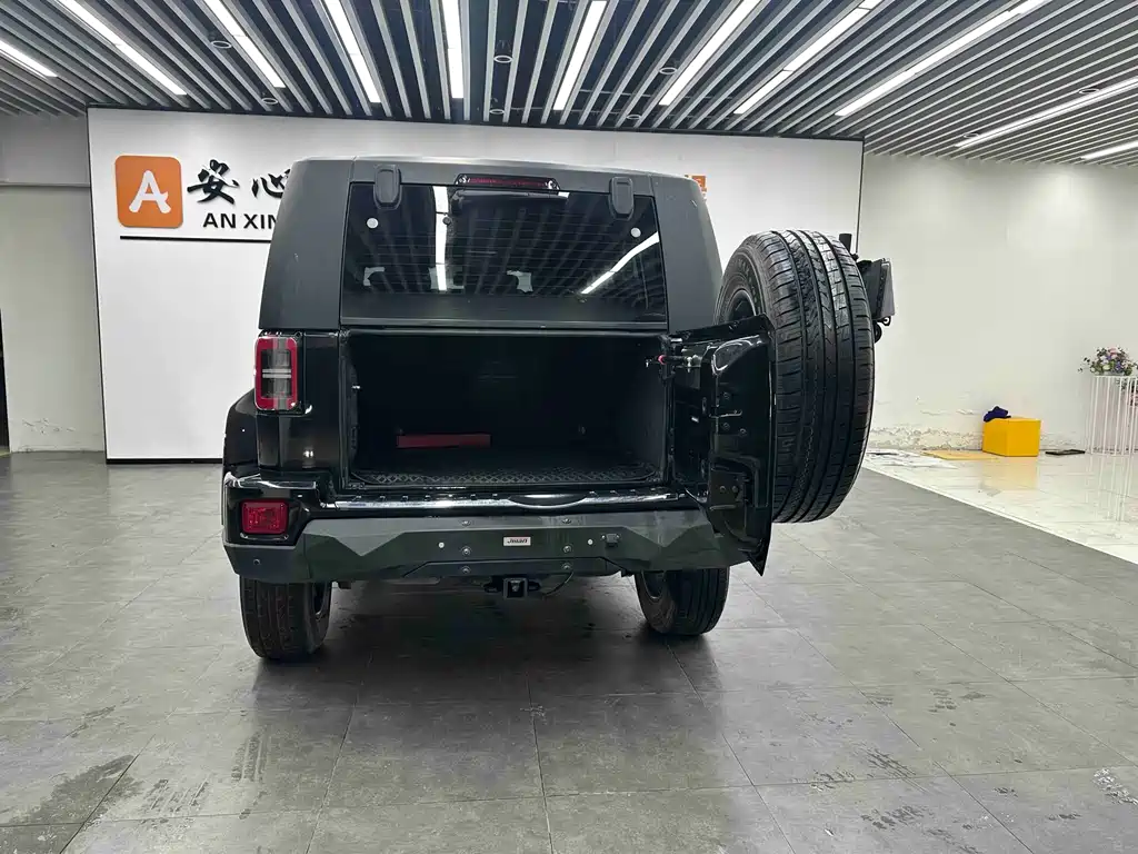 Beijing off-road BJ40 2020 2.0T automatic four-wheel drive city hunter version knight type купить на сайте DeffCars
