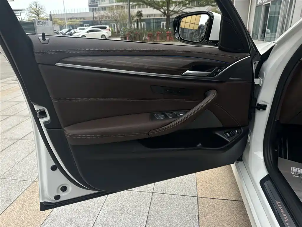 BMW 5 Series New Energy 2022 Model 535Le Luxury Package купить на сайте DeffCars