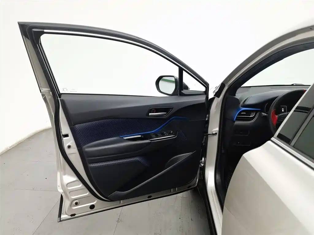 Toyota C-HR 2018 2.0L Leading Sunroof Version National VI купить на сайте DeffCars