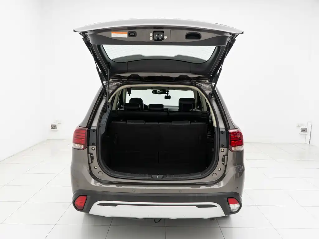 Outlander 2019 2.4L four-wheel drive exclusive version, 7 seats, National VI купить на сайте DeffCars