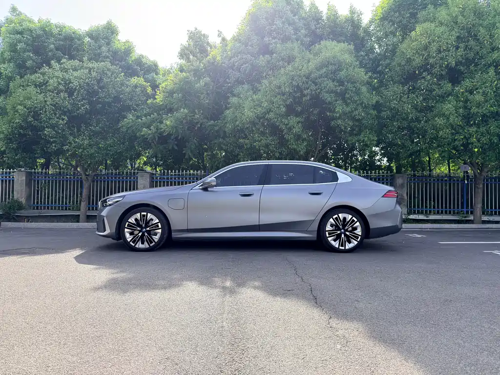 BMW i5 2025 xDrive 50L Luxury Package купить на сайте DeffCars