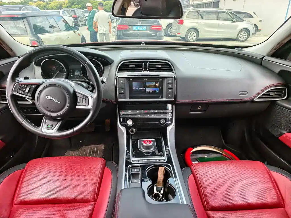 Jaguar XE 2017 2.0T 200PS R-Sport купить на сайте DeffCars