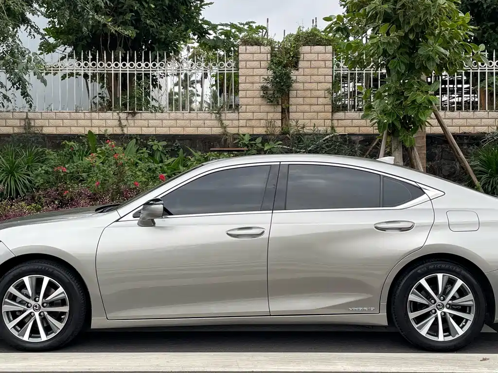 Lexus ES 2020 300h Excellence Edition купить на сайте DeffCars