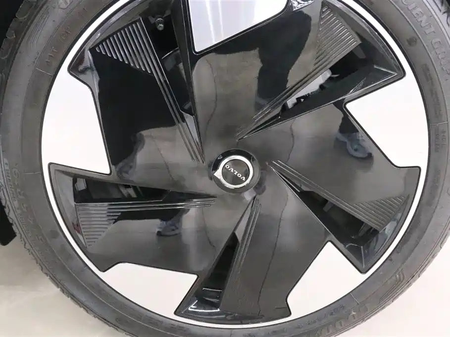 Volvo EX30 2025 rear drive long range version Plus купить на сайте DeffCars