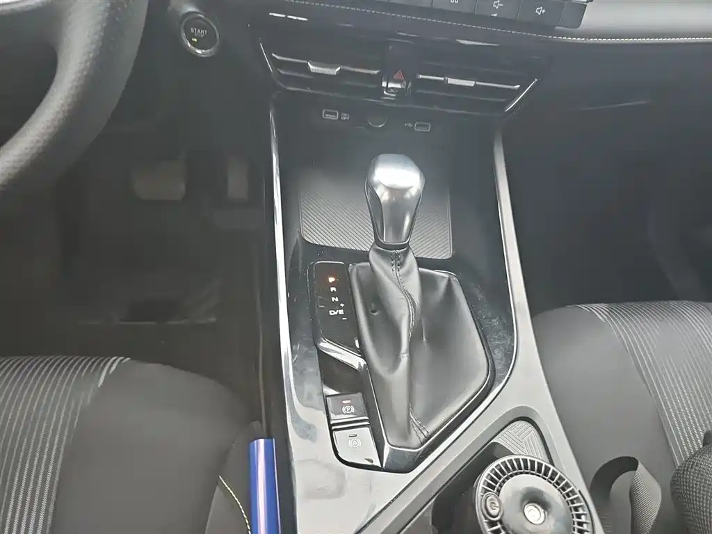 Roewe i5 2021 1.5L CVT Platinum Edition купить на сайте DeffCars