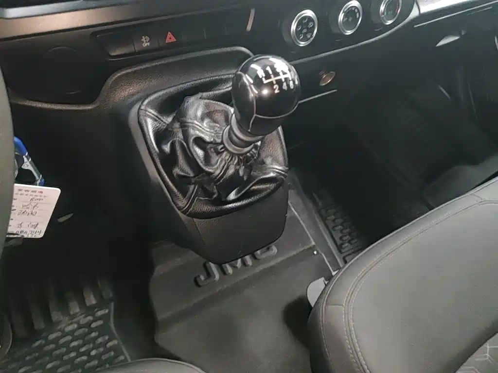 Jiangling Fushun 2022 2.0T manual multi-function passenger car short-axle low-roof 6-seater купить на сайте DeffCars