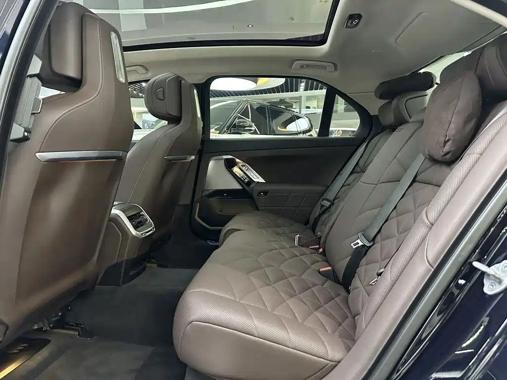 BMW 7 Series 2023 735Li Luxury Package купить на сайте DeffCars