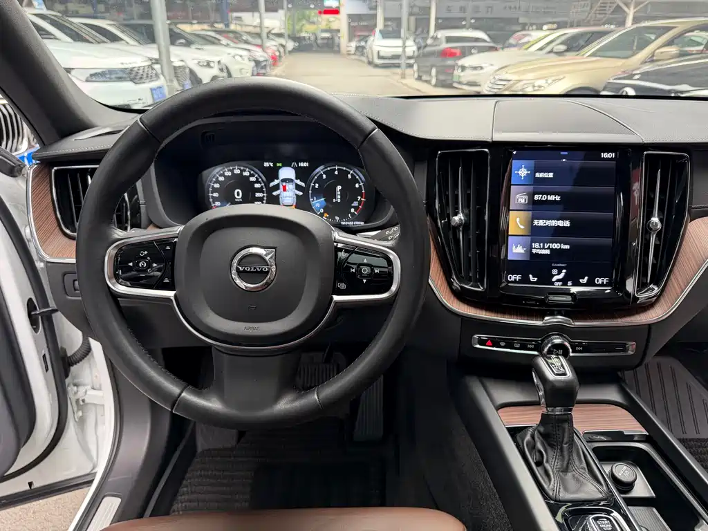 Volvo XC60 2021 T5 four-wheel drive Zhiyuan Deluxe Edition купить на сайте DeffCars