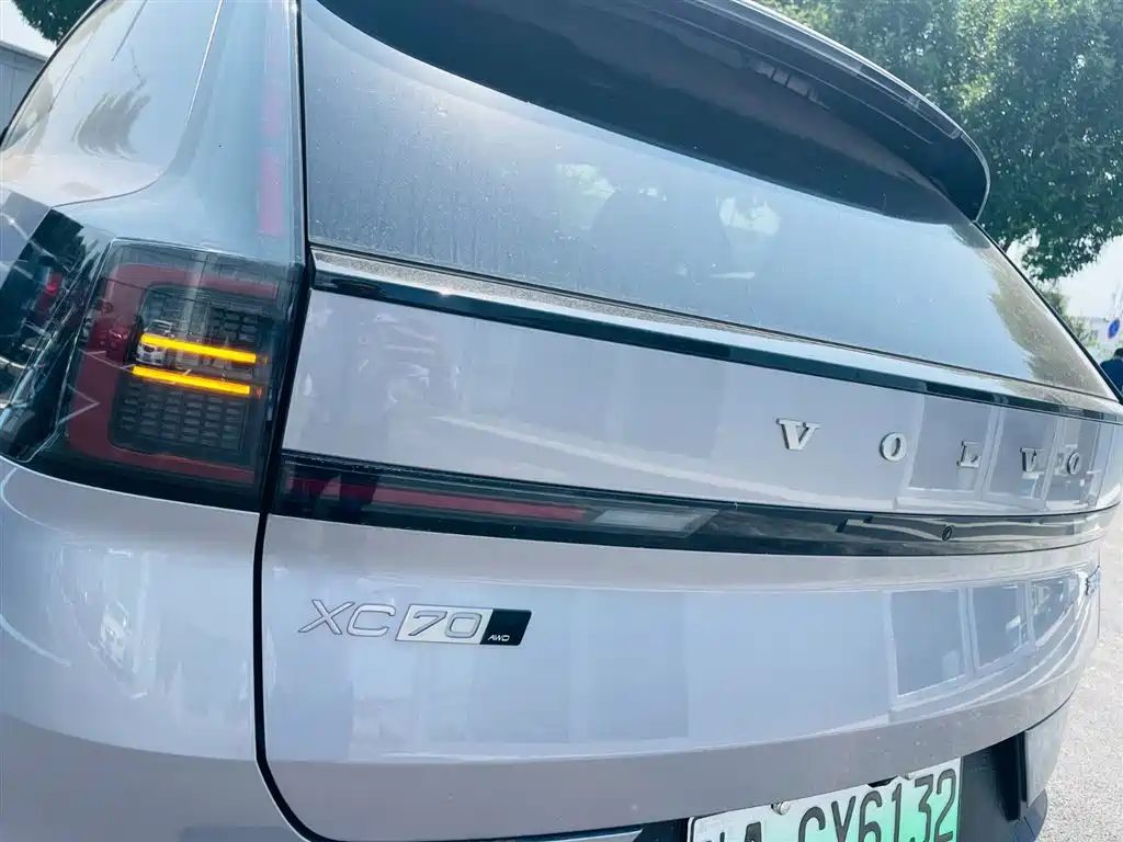 Volvo XC70 plug-in hybrid 2026 model four-wheel drive super long range Core купить на сайте DeffCars