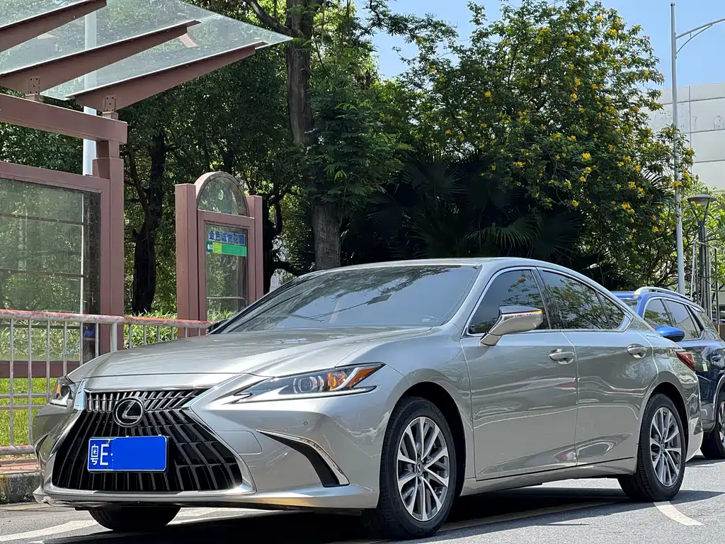 Lexus ES 2022 200 Deluxe Edition купить на сайте DeffCars