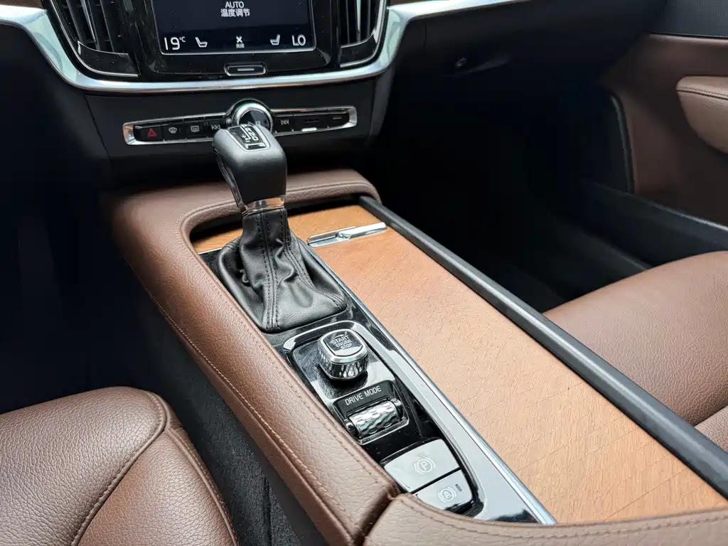 Volvo S90 2020 T5 Zhiyi Luxury Edition купить на сайте DeffCars