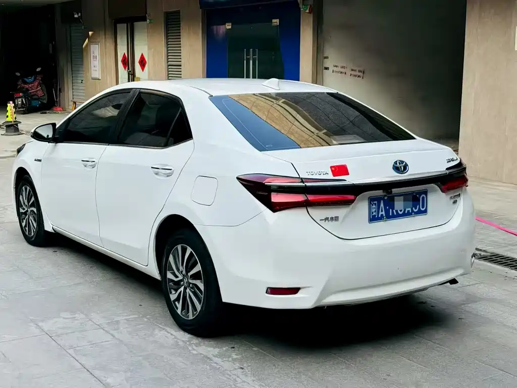 Corolla 2017 facelift dual engine 1.8L E-CVT leading version купить на сайте DeffCars