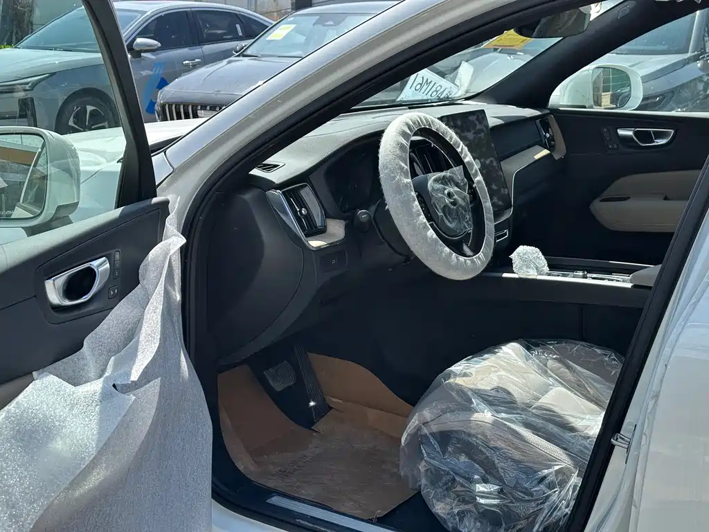 Volvo XC60 2026 B5 four-wheel drive Zhiyuan Deluxe Edition купить на сайте DeffCars