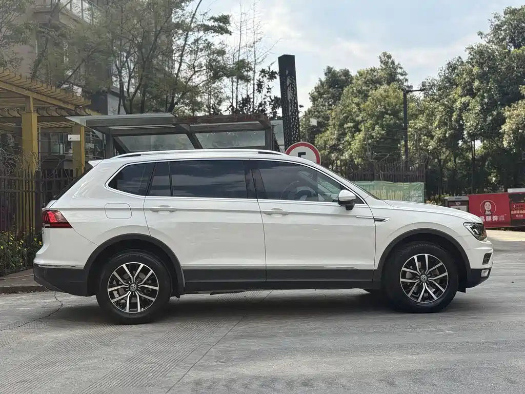 Tiguan L 2018 330TSI automatic two-wheel drive comfort version купить на сайте DeffCars
