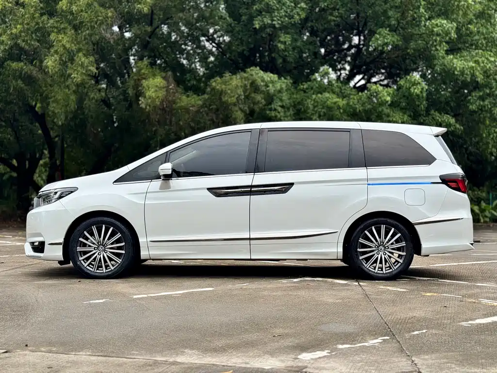 Alison 2022 2.0L e:HEV Deluxe Edition купить на сайте DeffCars