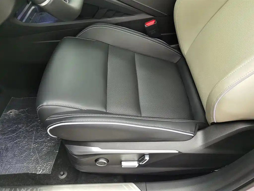 Lynk & Co 06 2021 1.5T Shero Pink Special Edition купить на сайте DeffCars