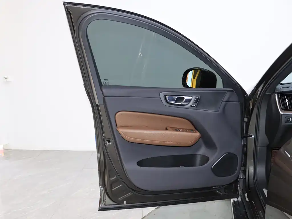 Volvo XC60 2022 B5 four-wheel drive Zhiyuan Deluxe Edition купить на сайте DeffCars