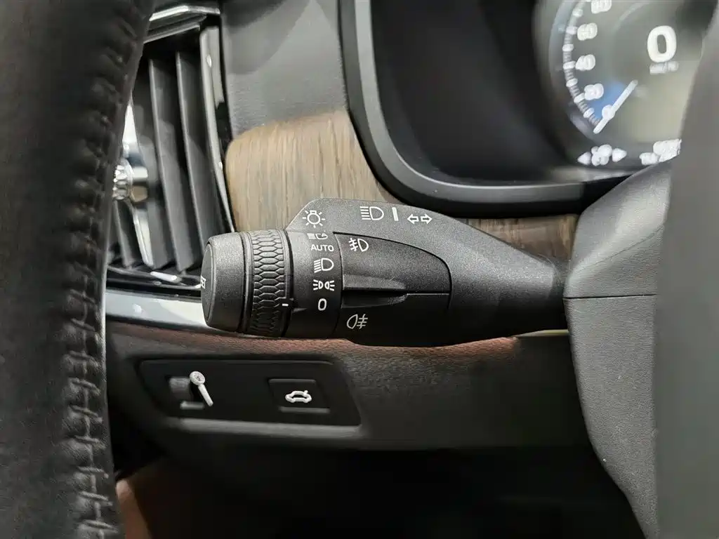 Volvo S90 2021 B5 Zhiyuan Luxury Edition купить на сайте DeffCars