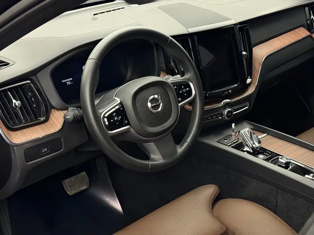 Volvo XC60 2025 B5 four-wheel drive Zhiyuan Sports Edition купить на сайте DeffCars