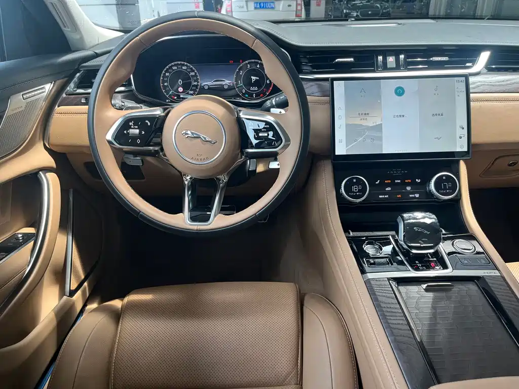 Jaguar XFL 2025 2.0T P250 two-wheel drive exclusive luxury version купить на сайте DeffCars