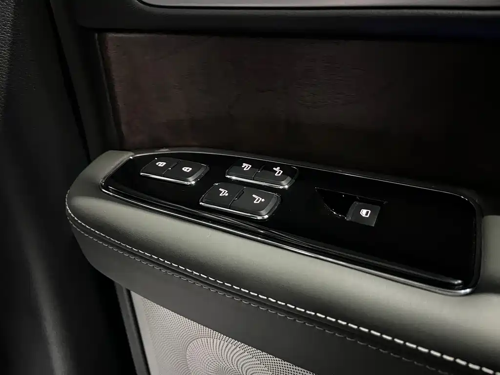 Navigator 2024 3.5T Long Axis Presidential Edition купить на сайте DeffCars