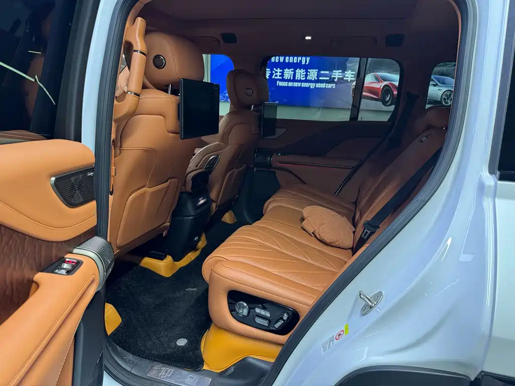 Looking up at U8 2023 Deluxe Edition купить на сайте DeffCars