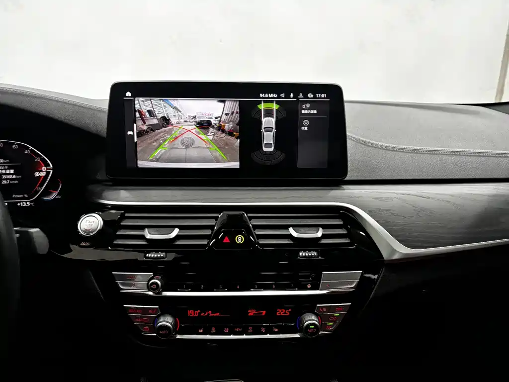 BMW 5 Series 2023 530Li Leading M Sports Package купить на сайте DeffCars