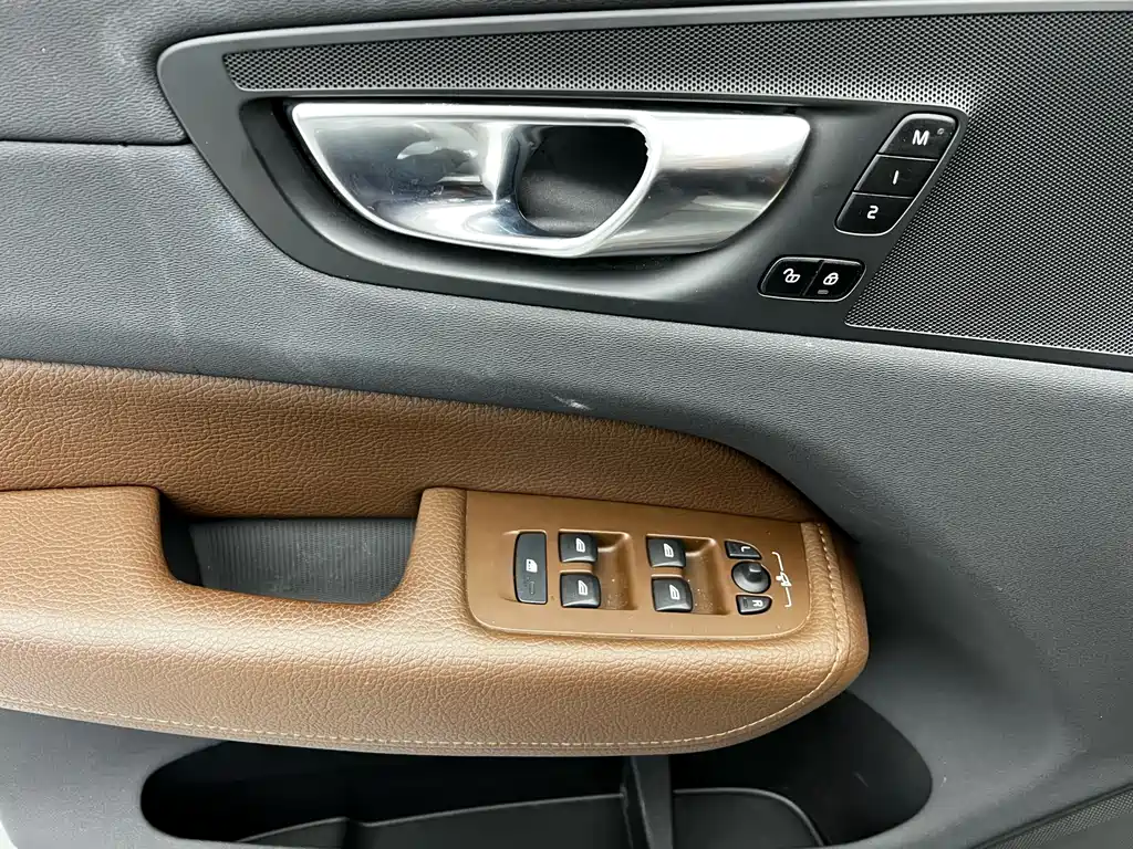 Volvo XC60 2022 B5 four-wheel drive Zhiyi Luxury Edition купить на сайте DeffCars
