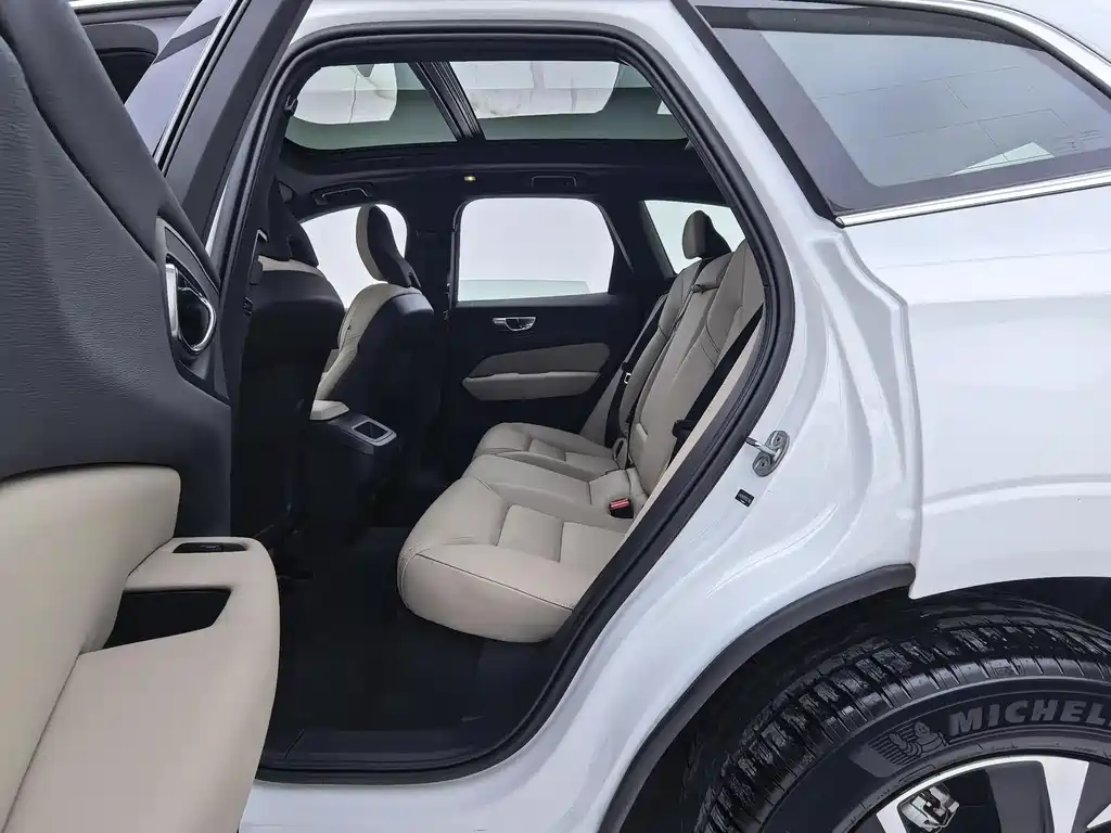 Volvo XC60 2026 B5 four-wheel drive Zhiyi Luxury Edition купить на сайте DeffCars