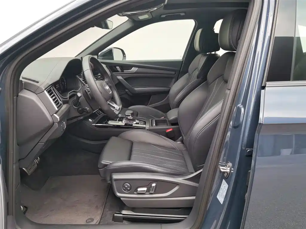 Audi Q5L 2025 45th Anniversary Collector's Edition 40 TFSI Luxurious and Dynamic купить на сайте DeffCars