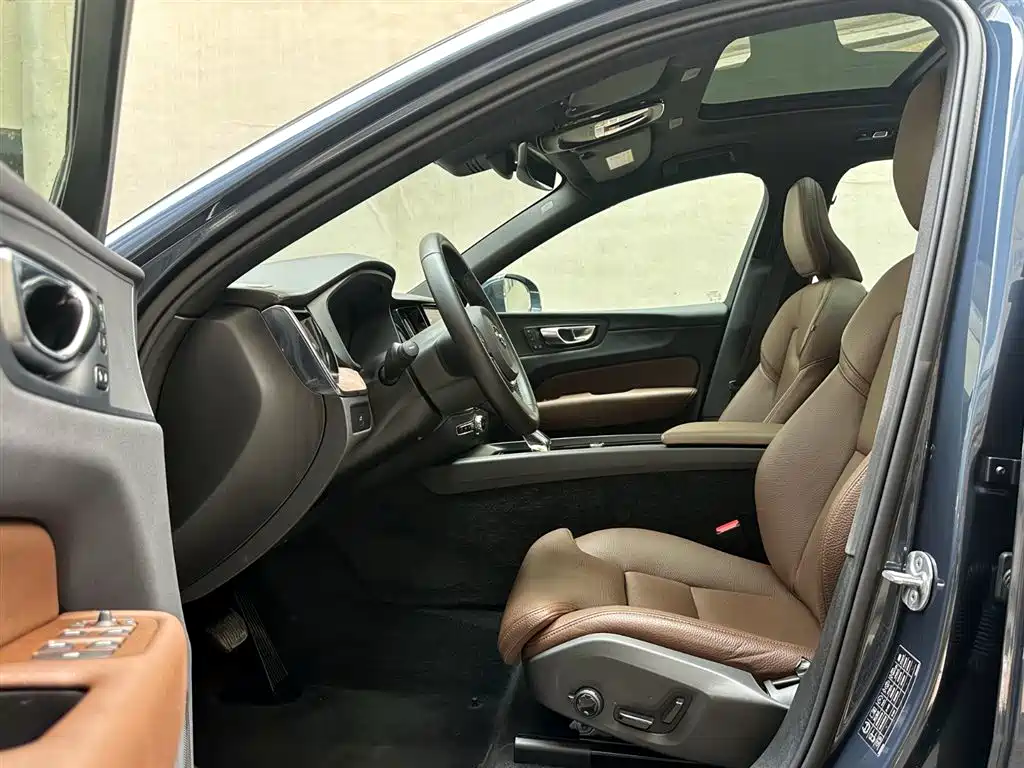 Volvo XC60 2025 B5 four-wheel drive Zhiyuan luxury version купить на сайте DeffCars