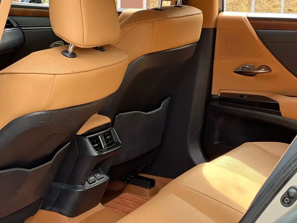 Lexus ES 2022 200 Deluxe Edition купить на сайте DeffCars