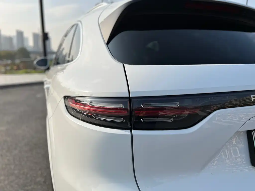 Cayenne New Energy 2022 Cayenne E-Hybrid 2.0T Platinum Edition купить на сайте DeffCars