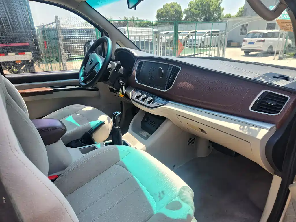 Lingzhi 2018 M5L 1.6L 7-seat comfort model купить на сайте DeffCars