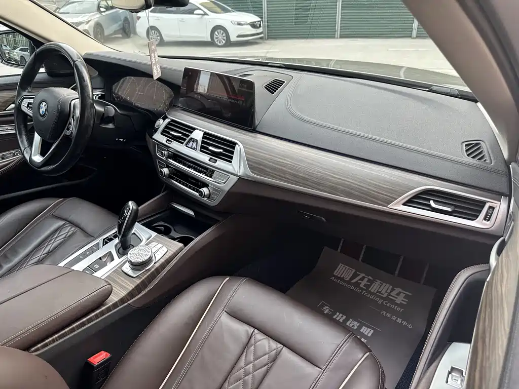 BMW 5 Series New Energy 2019 Model 530Le Luxury Package купить на сайте DeffCars