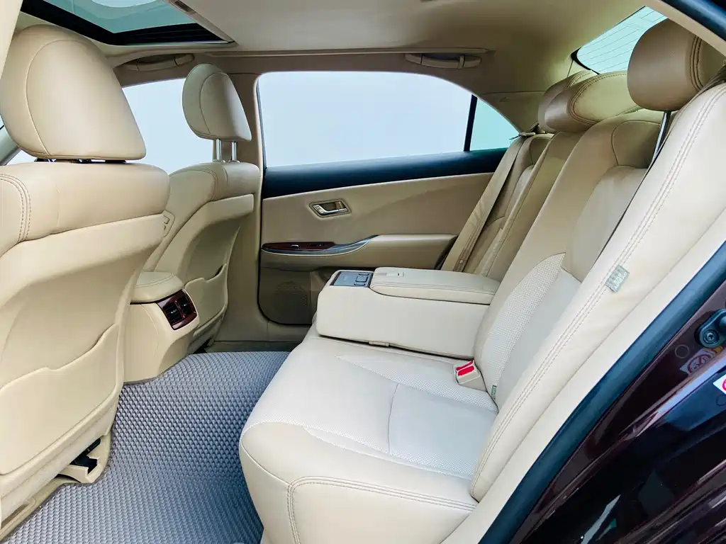 Crown 2012 2.5L Royal Leather Edition купить на сайте DeffCars