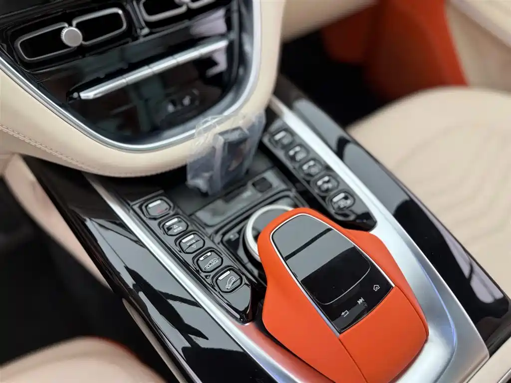 Aston Martin DBX 2020 4.0T V8 купить на сайте DeffCars
