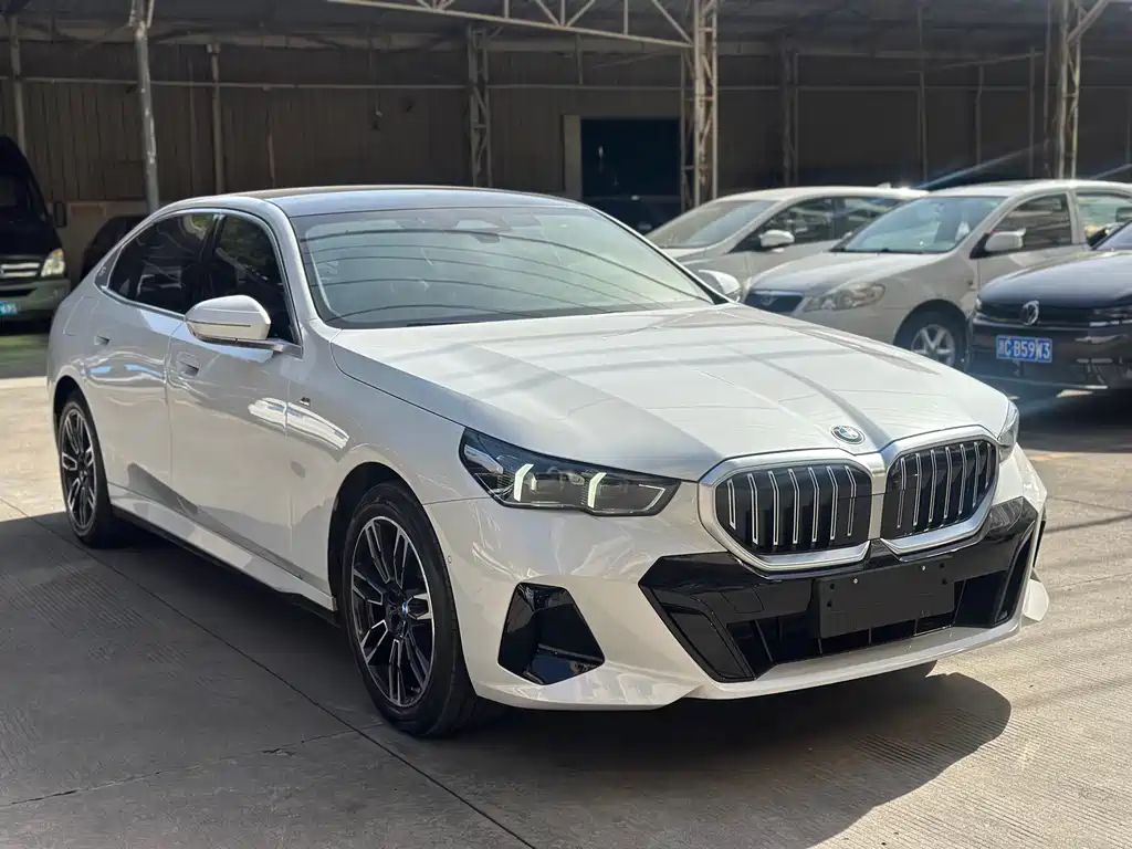 BMW 5 Series 2025 530Li Leading M Sports Package купить на сайте DeffCars
