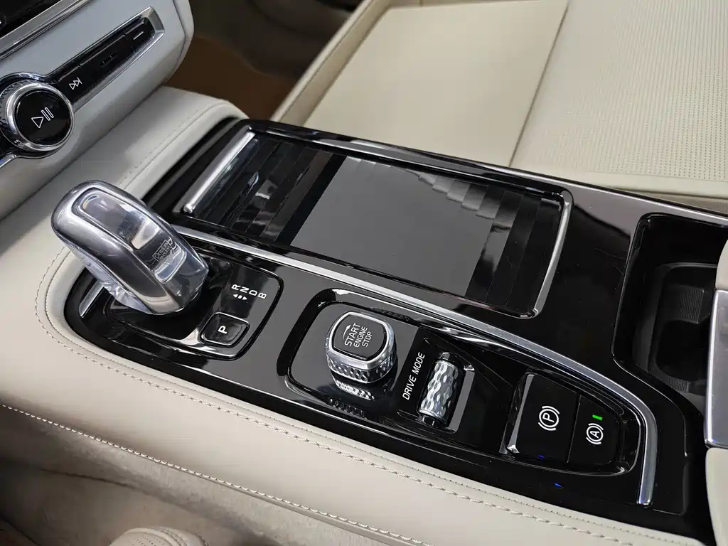 Volvo S90 Plug-in Hybrid 2019 T8 E-Drive Hybrid Honor Edition 3 Seats National VI купить на сайте DeffCars