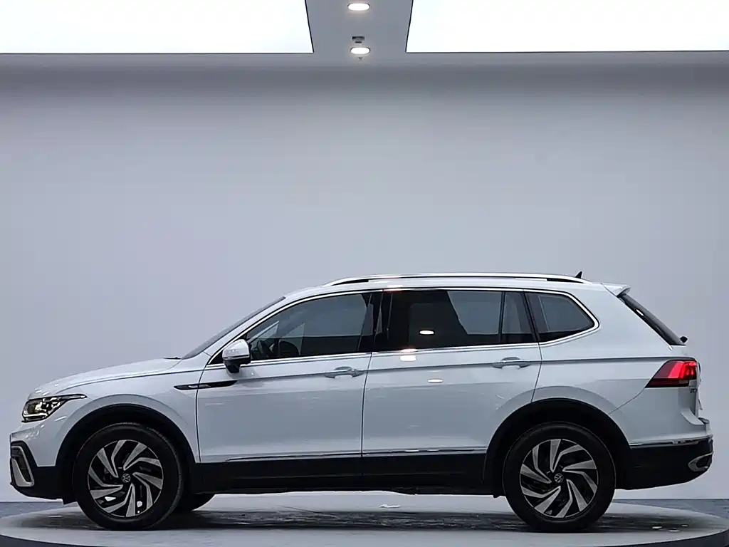 Tiguan L 2023 280TSI automatic two-wheel drive Chaochuang limited edition купить на сайте DeffCars