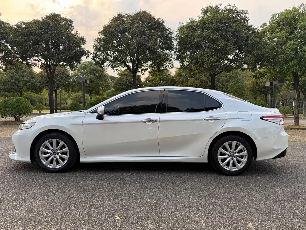 Camry 2018 2.0G Deluxe Edition купить на сайте DeffCars