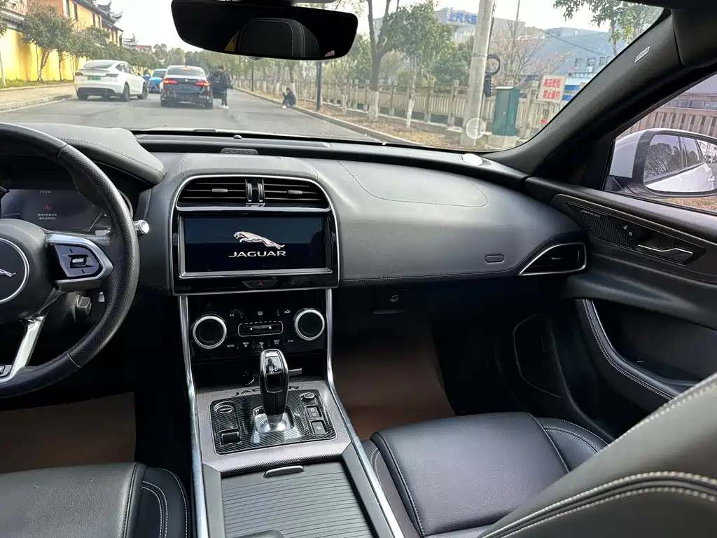 Jaguar XEL 2021 2.0T 200PS R-DYNAMIC Youth Sports Edition купить на сайте DeffCars