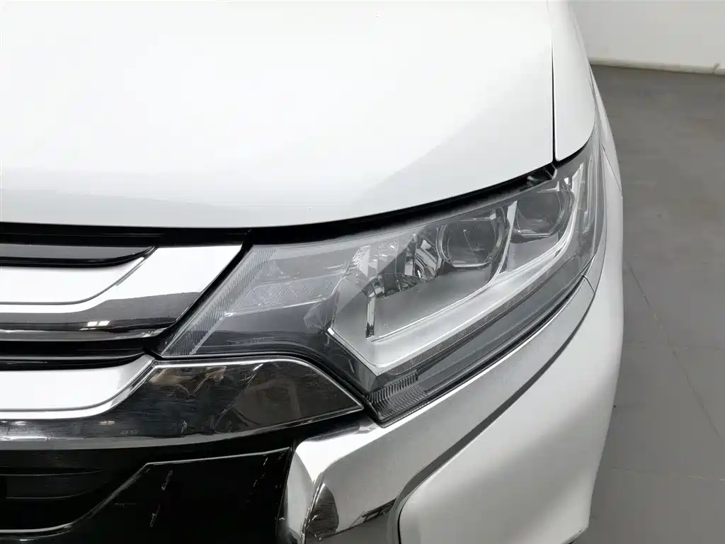 Outlander 2018 2.4L four-wheel drive luxury version 7 seats купить на сайте DeffCars