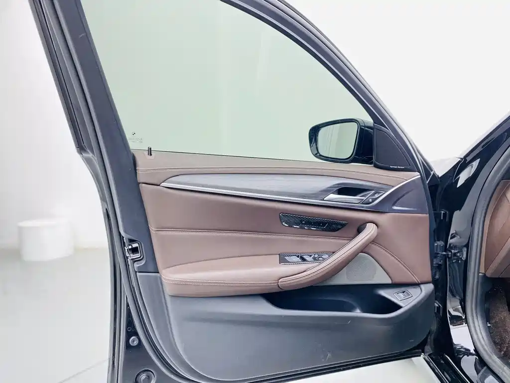 BMW 5 Series 2023 530Li Leading M Sports Package купить на сайте DeffCars